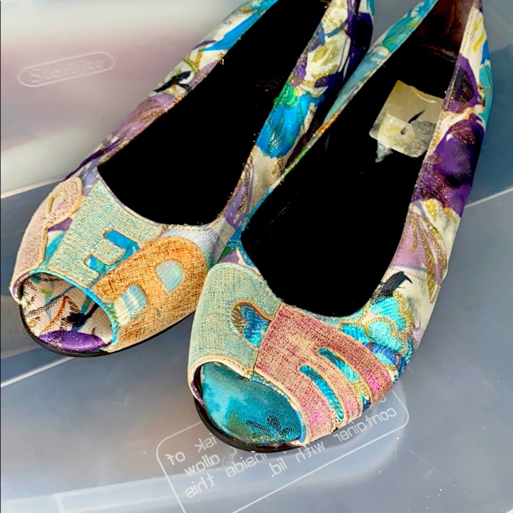 Multicolored Open Toed Flats